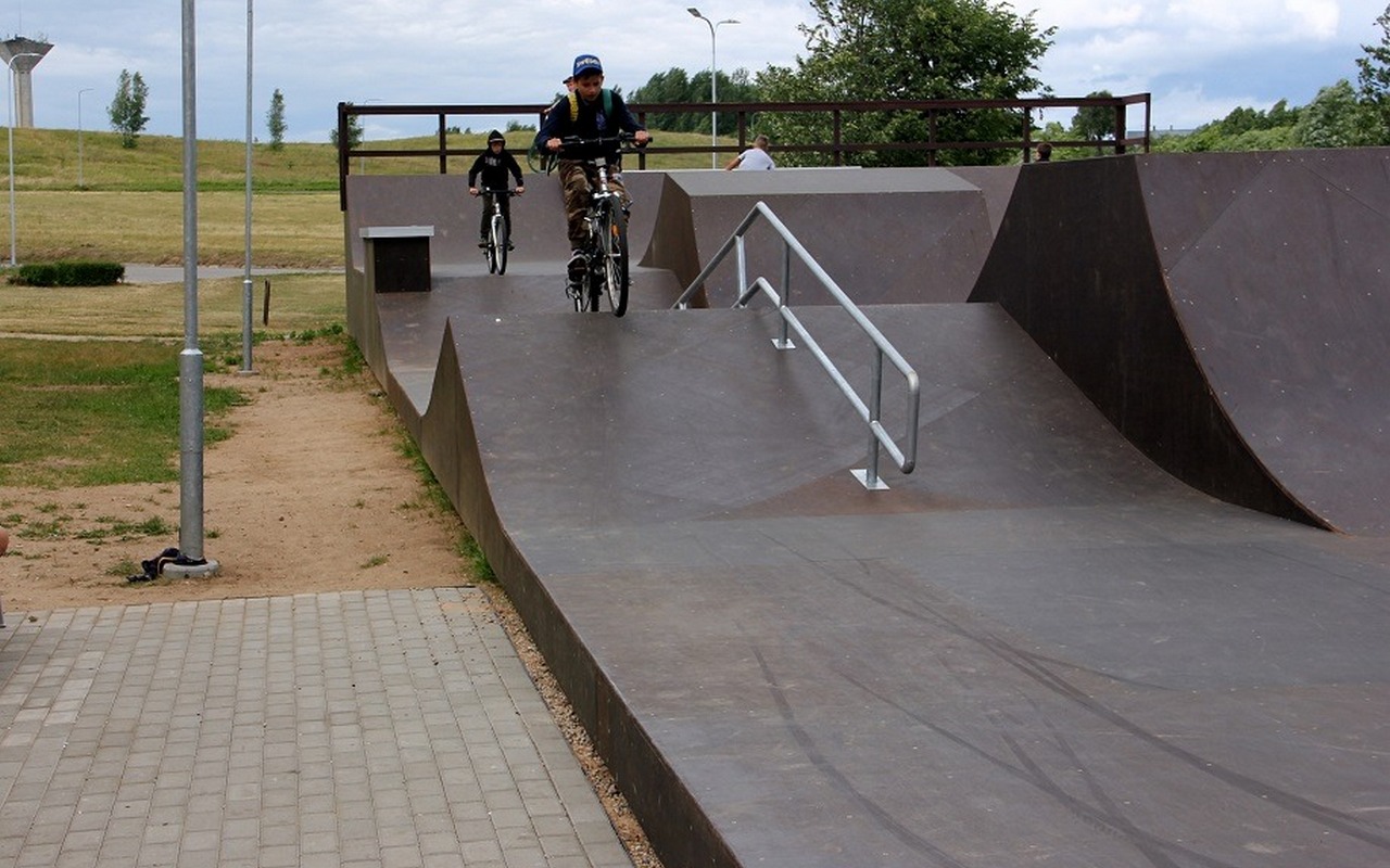 Zarasų monolitinis riedučių riedlenčių paspirtukų ir bmx dviračių parkas